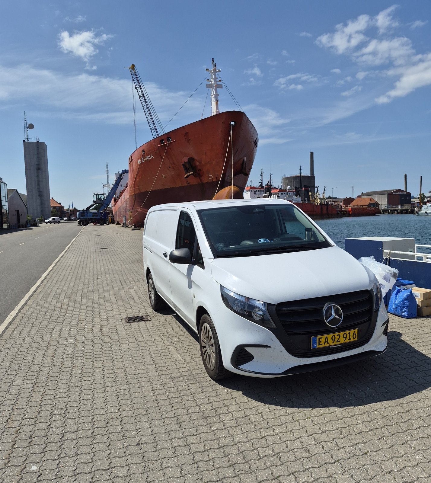 Frøken Vito ved havnen, klar til afhentning